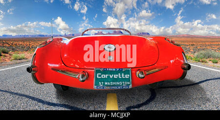 Chevrolet Corvette Décapotable vintage rouge 1957, vue arrière, la Route 66, Monument Valley, Arizona, USA, Amérique du Nord Banque D'Images