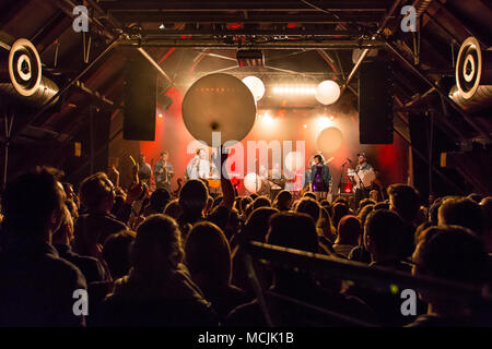 Le groupe de pop indie suédois Je suis de Barcelone avec le chanteur et frontman Emanuel Lundgren vivent dans les Schüür Lucerne Banque D'Images