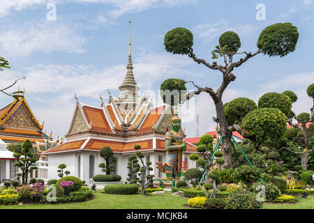 Temple avec des gardes du temple, Wat Arun, Temple de l'aube, Bangkok, Thaïlande Banque D'Images