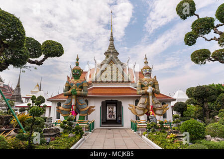 Temple avec des gardes du temple, Wat Arun, Temple de l'aube, Bangkok, Thaïlande Banque D'Images