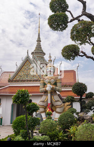 Temple avec des gardes du temple, Wat Arun, Temple de l'aube, Bangkok, Thaïlande Banque D'Images