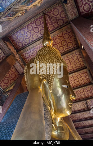 Bouddha couché, doré statue, Wat Pho, Bangkok, Thaïlande Banque D'Images