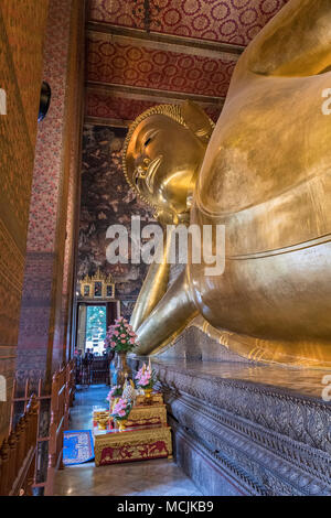 Bouddha couché, doré statue, Wat Pho, Bangkok, Thaïlande Banque D'Images