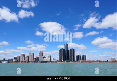 Le centre-ville de Detroit Renaissance Center pendant une journée magnifique vue depuis Windsor, Ontario, Canada. Banque D'Images