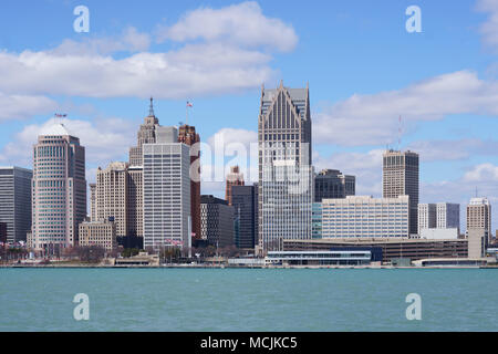 Le centre-ville de Detroit Renaissance Center pendant une journée magnifique vue depuis Windsor, Ontario, Canada. Banque D'Images