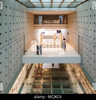 Portrait de touristes au nouveau Musée de l'Acropole, Athènes, Grèce Banque D'Images