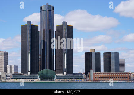 Le centre-ville de Detroit Renaissance Center pendant une journée magnifique vue depuis Windsor, Ontario, Canada. Banque D'Images