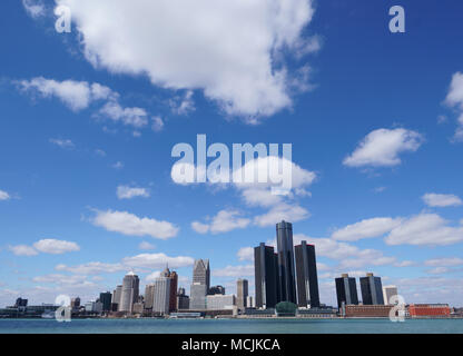 Le centre-ville de Detroit Renaissance Center pendant une journée magnifique vue depuis Windsor, Ontario, Canada. Banque D'Images