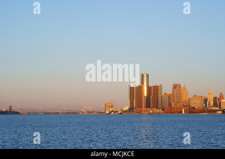 Vue depuis le centre-ville de Détroit de Belle-Isle au lever du soleil, avec vue sur le Pont de Windsor, Ontario, Canada. Banque D'Images