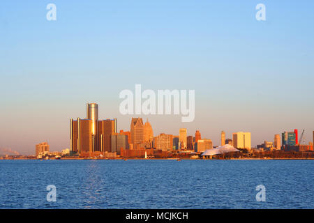 Vue depuis le centre-ville de Détroit de Belle-Isle au lever du soleil, avec vue sur le Pont de Windsor, Ontario, Canada. Banque D'Images