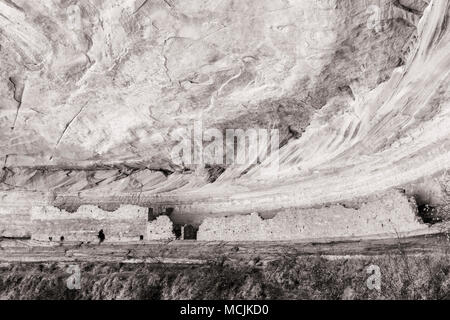 17 ou 16 Prix ruine, une ruine Puebloan ancestrales dans une alcôve face au nord le long de la Rivière San Juan près de Bluff, Utah. Banque D'Images