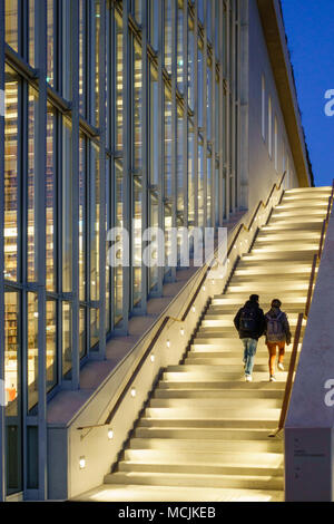 Vue arrière du couple climbing allumé en escalier au centre culturel de la Fondation Stavros Niarchos, Athènes, Grèce Banque D'Images