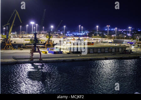 High angle view of commercial dock la nuit, Athènes, Grèce Banque D'Images
