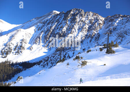 Snowboarder à Arapahoe Basin ski dans les Montagnes Rocheuses du Colorado Banque D'Images