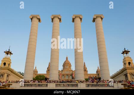 Quatre colonnes vu à l'entrée de la Musée National d'Art Catalan à Barcelone, Espagne. La foule attend le début de la Fontaine Magique show. Banque D'Images