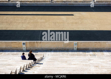 Portrait de jeune femme avec son fils sur les gradins, stade Panathinaiko, Athènes, Grèce, Europe Banque D'Images