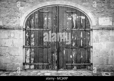 Fermé la porte en bois et mur de pierre Banque D'Images