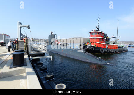 180414-N-LW591-054 Groton (Connecticut) (14 avril 2018) La Marine royale, hunter killer, sous-marin HMS incisive (S-91), s'approche de la jetée à Naval Submarine Base New London, le samedi 14 avril 2018, pour une visite du port. Avant d'arriver à Naval Submarine Base New London, le sous-marin britannique a pris part à l'exercice 18 de la glace (ICEX 2018) ainsi que deux sous-marins américains, Los Angeles, classe de sous-marin d'attaque rapide, USS Hartford (SSN-768) et de la classe Seawolf, sous-marin d'attaque rapide, USS Alabama (SSN-22). (U.S. Photo par marine Spécialiste de la communication de masse 1re classe Steven Hoskins/libérés) Banque D'Images