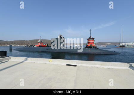 180414-N-LW591-053 Groton (Connecticut) (14 avril 2018) La Marine royale, hunter killer, sous-marin HMS incisive (S-91), s'approche de la jetée à Naval Submarine Base New London, le samedi 14 avril 2018, pour une visite du port. Avant d'arriver à Naval Submarine Base New London, le sous-marin britannique a pris part à l'exercice 18 de la glace (ICEX 2018) ainsi que deux sous-marins américains, Los Angeles, classe de sous-marin d'attaque rapide, USS Hartford (SSN-768) et de la classe Seawolf, sous-marin d'attaque rapide, USS Alabama (SSN-22). (U.S. Photo par marine Spécialiste de la communication de masse First Class Steven Hoskins/libérés) Banque D'Images