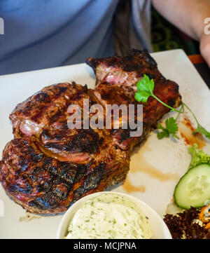 Close-up de la viande grillée avec salade on plate Banque D'Images