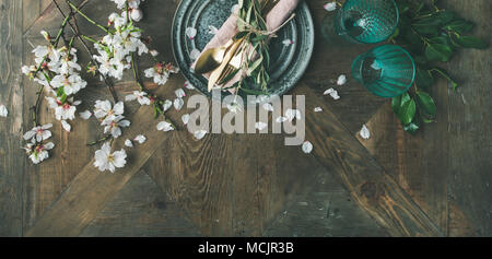 Table de Pâques Printemps avec fleurs d'amande, vaste composition Banque D'Images