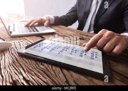 Près de calendrier sur tablette numérique sur le lieu de travail Banque D'Images