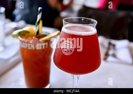 Pinte de bière à côté d'un bloody mary sur la table de restaurant à Henlopen City Oyster House à Rehoboth Beach, Delaware, Etats-Unis Banque D'Images