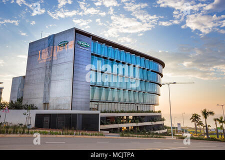 Durban, Afrique du Sud, le 10 avril - 2018 : immeuble moderne de l'early morning light avec vue sur la mer en arrière-plan. Banque D'Images