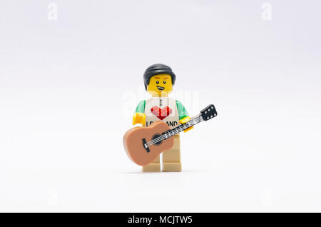 Playmobil - 5116 - moto lego d'un homme tenant une guitare, isolé sur fond blanc. Banque D'Images