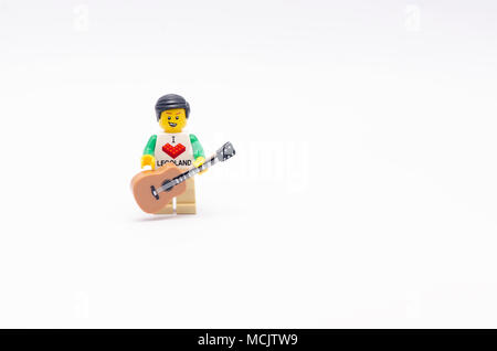 Playmobil - 5116 - moto lego d'un homme tenant une guitare, isolé sur fond blanc. Banque D'Images