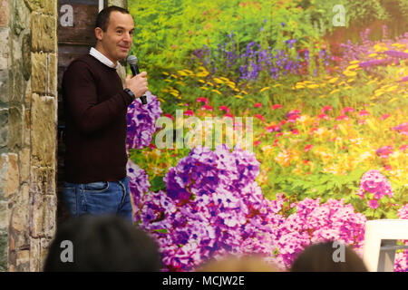 Martin Lewis prend la parole à l'Ideal Home Show. Ideal Home Show - Grande-Bretagne iconique et best loved home événement ouvre à Londres Olympia. Ideal Home Show fête ses 110 ans. Avec : Martin Lewis Où : London, Royaume-Uni Quand : 17 mars 2018 Credit : Dinendra Haria/WENN Banque D'Images