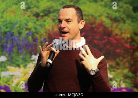 Martin Lewis prend la parole à l'Ideal Home Show. Ideal Home Show - Grande-Bretagne iconique et best loved home événement ouvre à Londres Olympia. Ideal Home Show fête ses 110 ans. Avec : Martin Lewis Où : London, Royaume-Uni Quand : 17 mars 2018 Credit : Dinendra Haria/WENN Banque D'Images