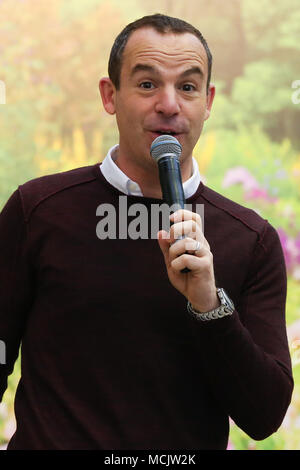 Martin Lewis prend la parole à l'Ideal Home Show. Ideal Home Show - Grande-Bretagne iconique et best loved home événement ouvre à Londres Olympia. Ideal Home Show fête ses 110 ans. Avec : Martin Lewis Où : London, Royaume-Uni Quand : 17 mars 2018 Credit : Dinendra Haria/WENN Banque D'Images