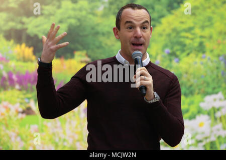 Martin Lewis prend la parole à l'Ideal Home Show. Ideal Home Show - Grande-Bretagne iconique et best loved home événement ouvre à Londres Olympia. Ideal Home Show fête ses 110 ans. Avec : Martin Lewis Où : London, Royaume-Uni Quand : 17 mars 2018 Credit : Dinendra Haria/WENN Banque D'Images