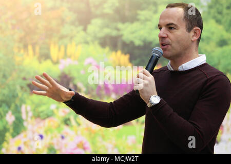 Martin Lewis prend la parole à l'Ideal Home Show. Ideal Home Show - Grande-Bretagne iconique et best loved home événement ouvre à Londres Olympia. Ideal Home Show fête ses 110 ans. Avec : Martin Lewis Où : London, Royaume-Uni Quand : 17 mars 2018 Credit : Dinendra Haria/WENN Banque D'Images