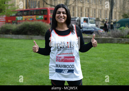 MP du travail pour Birmingham Ladywood Shabana Mahmood sur College Green, Londres, avant de prendre part à la Vierge Argent Marathon de Londres dimanche. Banque D'Images