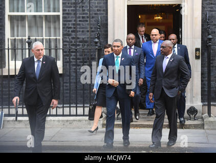 Le premier ministre de la Jamaïque Andrew Holness, avec d'autres membres de la delgation, laissant 10 Downing Street après la rencontre avec le premier ministre Theresa peut par rapport à la génération de l'immigration. controverse Windrush Banque D'Images