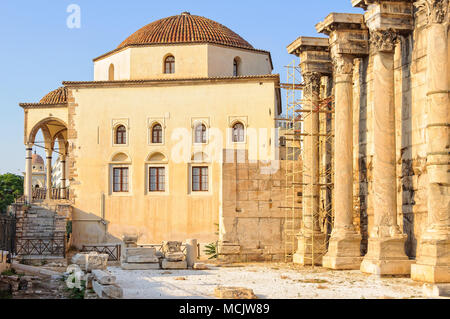 Tzistarakis Mosque, du nom d'un ancien gouverneur turc, à côté du reste de la bibliothèque d'Hadrien - Athènes, Grèce Banque D'Images