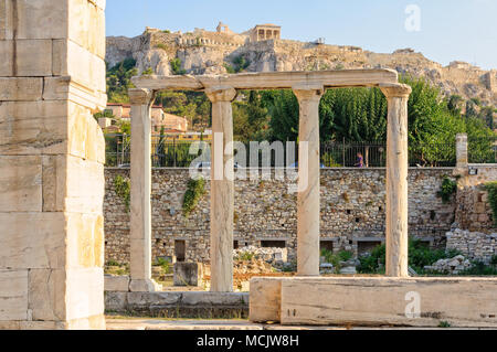 Ruines dans le jardin de bibliothèque d'Hadrien à l'Akropolis dans l'arrière-plan - Athènes, Grèce Banque D'Images