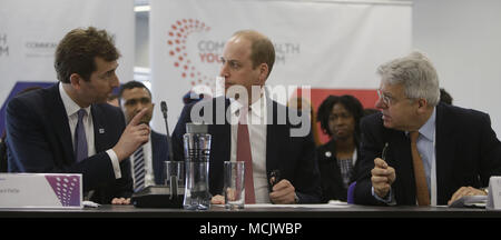 Duc de Cambridge (centre), parle à Richard Pattle (à gauche) et le Professeur Richard Chambers (droite) alors qu'il assiste à une session conjointe de l'entreprise et de Forums Jeunesse du Commonwealth au Queen Elizabeth II Conference Centre à Londres. Banque D'Images