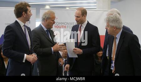 Duc de Cambridge (au centre) assiste à une session conjointe de l'entreprise et de Forums Jeunesse du Commonwealth au Queen Elizabeth II Conference Centre à Londres. Banque D'Images