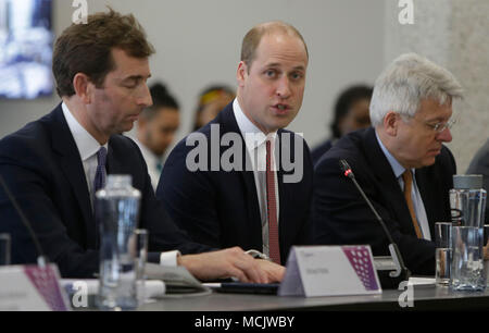 Duc de Cambridge (au centre) assiste à une session conjointe de l'entreprise et de Forums Jeunesse du Commonwealth au Queen Elizabeth II Conference Centre à Londres. Banque D'Images