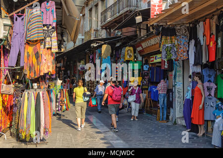 Les touristes shop et flâner dans les rues pavées étroites de Plaka - Athènes, Grèce Banque D'Images