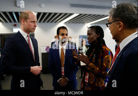 Duc de Cambridge (à gauche) des entretiens avec les délégués, il assiste à une session conjointe de l'entreprise et de Forums Jeunesse du Commonwealth au Queen Elizabeth II Conference Centre à Londres. Banque D'Images