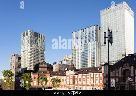 L'architecture classique de la gare JR de Tokyo contraste avec immeuble de bureaux modernes dans le quartier d'affaires de Marunouchi de Tokyo au Japon c Banque D'Images