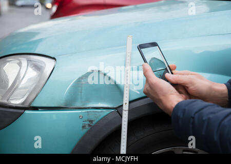Close-up of a person's Hand Taking Photo d'accident de voiture par téléphone mobile Banque D'Images