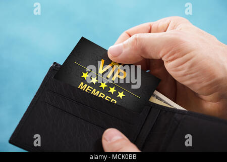 Close-up of a person's Hand Retrait Carte de membre Vip Wallet Banque D'Images