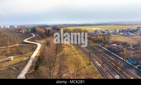 Haut de la vue en perspective sur une ligne de chemin de fer. Les champs au printemps. Vue aérienne de la gare. Banque D'Images