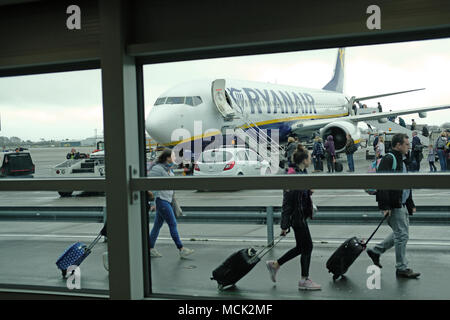 Les passagers d'un avion de Ryanair à l'aéroport de Bristol. Banque D'Images