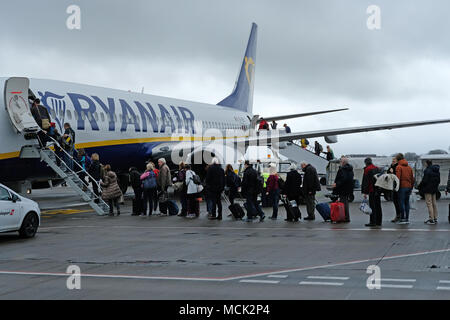 Les passagers d'un avion de Ryanair à l'aéroport de Bristol. Banque D'Images